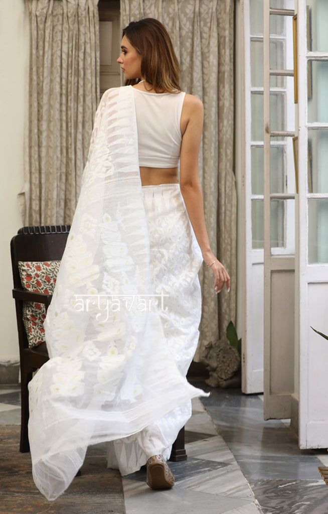 Swarn White Jamdani Saree with Geometric Woven Design With Zari Butta Highlights