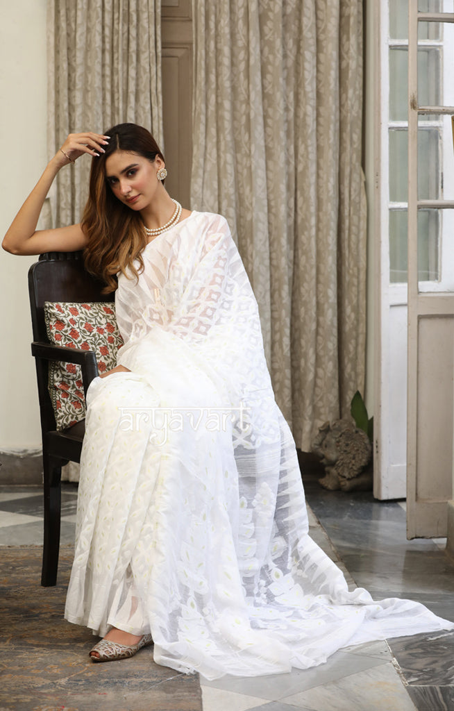 Swarn White Jamdani Saree with Geometric Woven Design With Zari Butta Highlights