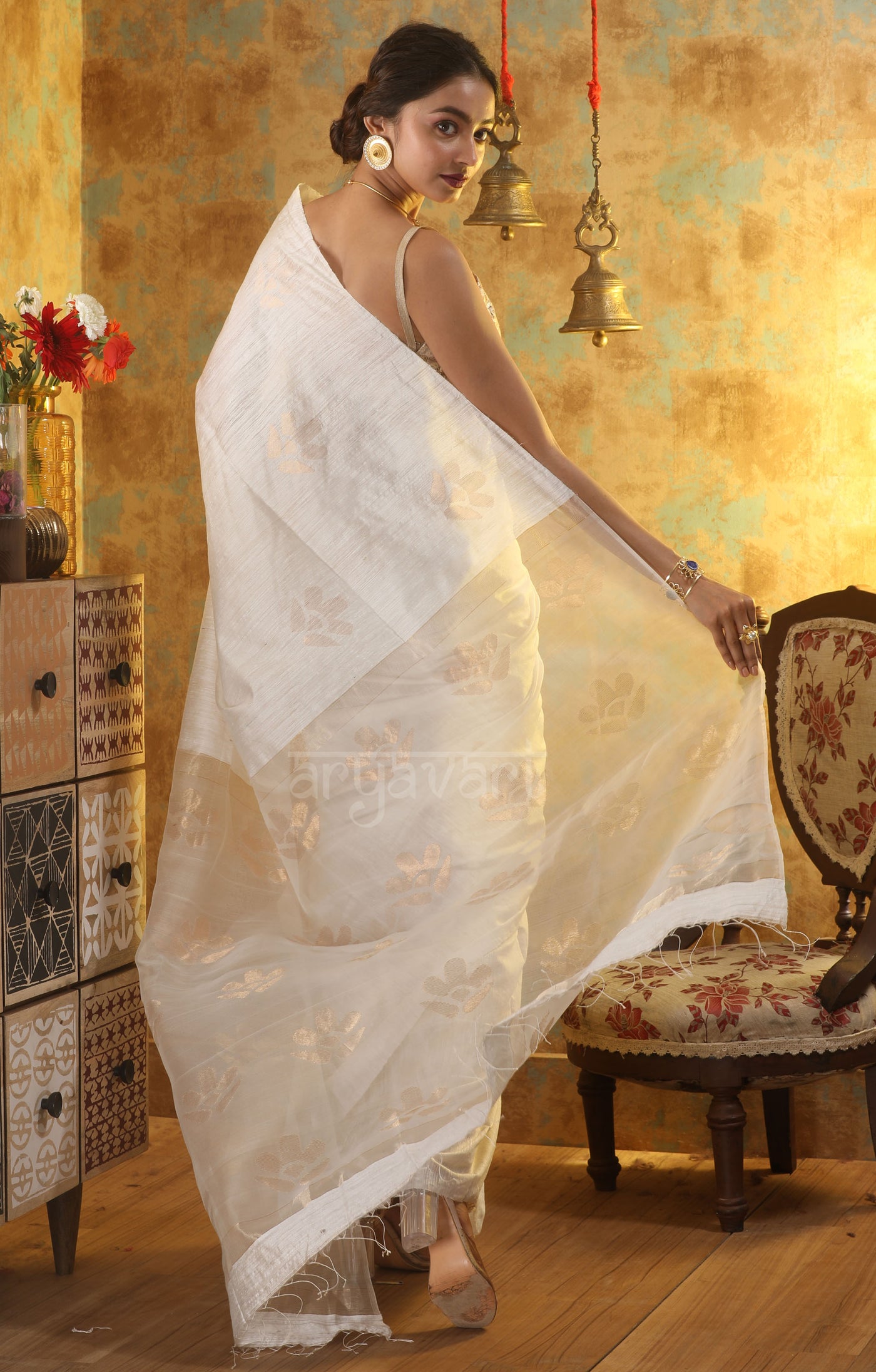 Swarn White Matka Silk Saree With Woven Zari Floral Motif